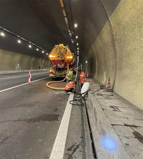 青神隧道排水渠清淤